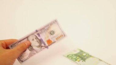 Avro yerine 100 Amerikan Doları 'nı seçmek.