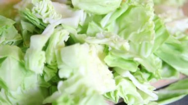 Kesilen yeşil lahanaya yakın çekim