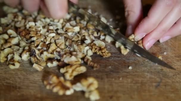 Corte Nueces Con Cuchillo — Vídeos de Stock