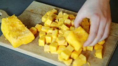 Tahtada balkabağı kesen eller