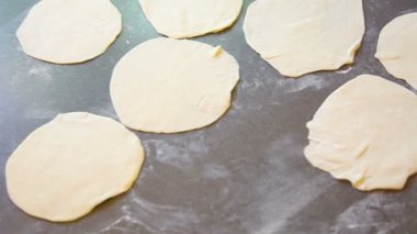 Bir sürü mayasız ekmek paratisinin üstünden geçiyorlar.