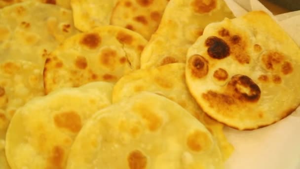 Schwenken Über Gebratene Chapatis — Stockvideo