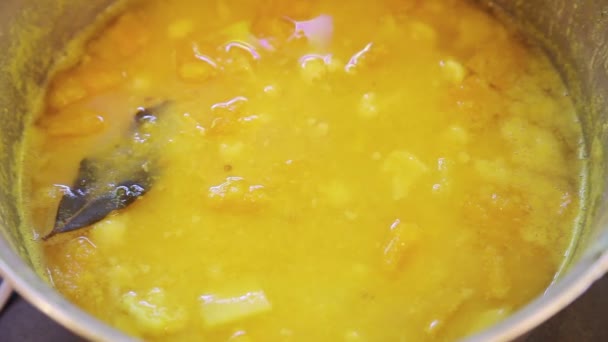 Buharlı Sıcak Balkabağı Çorbası — Stok video