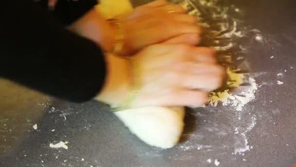 Closeup Mãos Massa Farinha Rolamento Mesa Com Farinha — Vídeo de Stock
