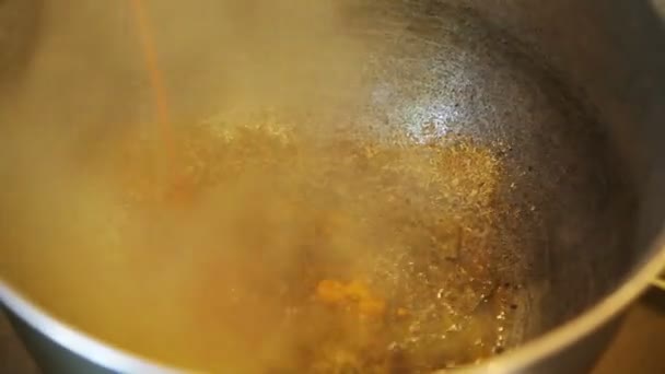 Приготування Томатного Соусу Чавунній Мисці — стокове відео
