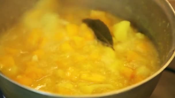 Misturando Sopa Fervente Com Legumes Vapor — Vídeo de Stock