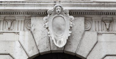 Dışarıdaki taşlara oyulmuş antik Latin figürü.