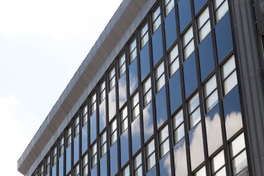 Ofis sıraları gökyüzü pencereleri inşa ediyor 