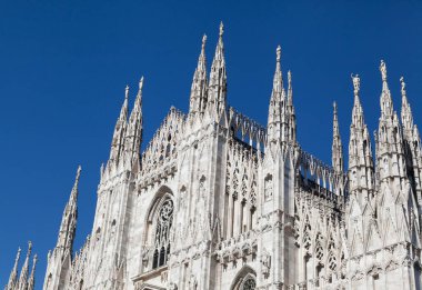Milan Katedrali 'nin silueti (Duomo di Milano), İtalya' nın Milano katedrali.