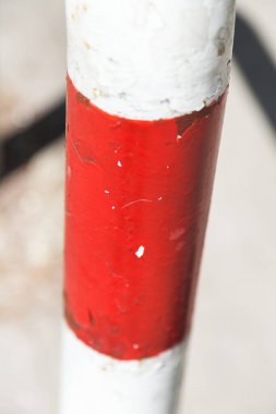 Kırmızı ve beyaz çizik metal direğe yakın çekim