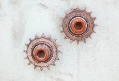 Kirli duvardaki iki paslı dişlinin yakın plan fotokopi alanı