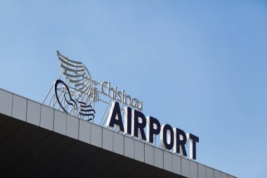 Chisinau havaalanı tabelasına karşı açık mavi gökyüzü