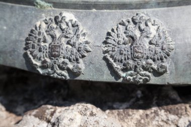 Bronz kaplamalı ve seçici odaklı kartallı Rus arması.