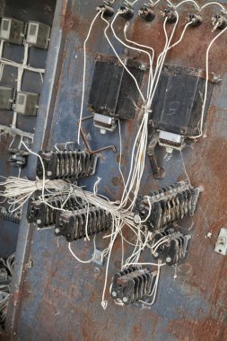 Kablolu eski paslı elektrik trafo kutusu.