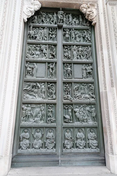 Primer Plano Las Antiguas Puertas Bronce Antiguo Con Esculturas Catedral — Foto de Stock