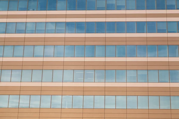 フレーム内のオフィスビルの窓の水平方向の行 — ストック写真