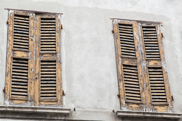 Alte Geschlossene Holzläden Mit Abblätternder Farbe — Stockfoto