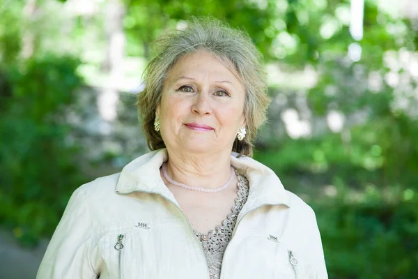 Femme Âgée Gaie Extérieur Dans Parc — Photo