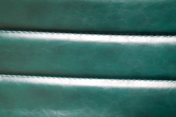行と選択的フォーカスとエメラルドグリーンの革の背景テクスチャ — ストック写真