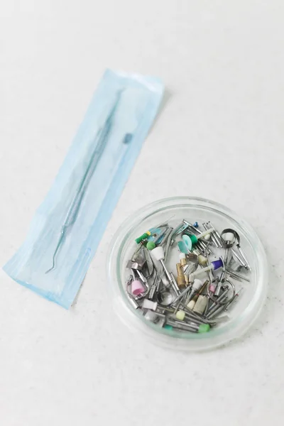 Fechar Recipiente Vidro Com Instrumentos Odontológicos Foco Seletivo — Fotografia de Stock