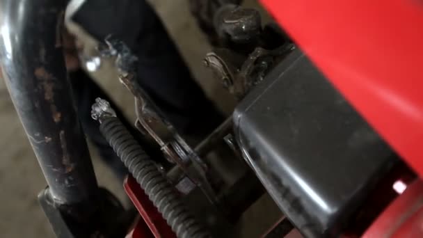 Nahaufnahme Eines Mechanikers Mit Schmutzigen Händen Der Ausrüstung Mit Einem — Stockvideo