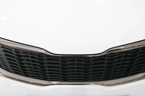 Абстрактный Черный Автомобильный Радиатор Белом Капоте Выборочной Фокусировкой — стоковое фото