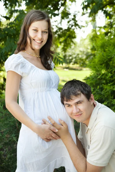 Manžel Naslouchá Své Těhotné Ženě Břicho Venku Výběrovým Zaměřením — Stock fotografie