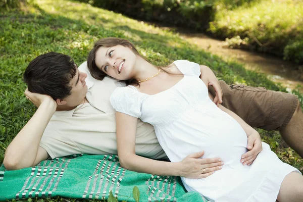 Těhotná Manželka Její Manžel Ležící Zelené Trávě — Stock fotografie