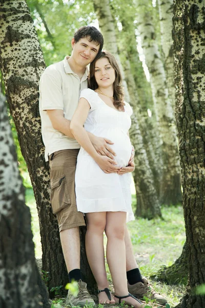 Mulher Grávida Seu Marido Parque Apoiando Bétulas — Fotografia de Stock