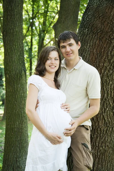 Embarazada Esposa Marido Parque Junto Los Árboles — Foto de Stock