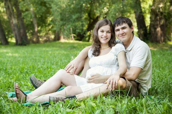 Těhotná Manželka Její Manžel Parku Sedí Zelené Trávě — Stock fotografie