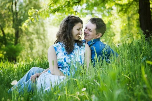 Heureux Couple Âge Moyen Riant Assis Dans Herbe Verte Extérieur — Photo