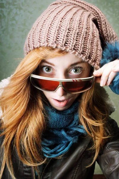 Zaskoczona Dziewczyna Zimowych Ubraniach Ściągając Okulary Przeciwsłoneczne — Zdjęcie stockowe