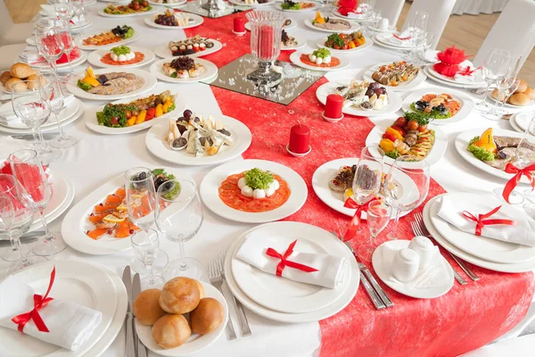 Tafel Geserveerd Met Hapjes Rode Stijl — Stockfoto