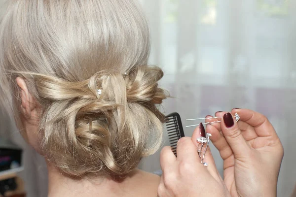 Stylist Hands Making Hairdo Hairpin — Stock Photo, Image