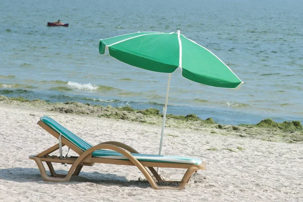 Şezlongla Şemsiyeyi Kumsalda Bulanık Denizde — Stok fotoğraf