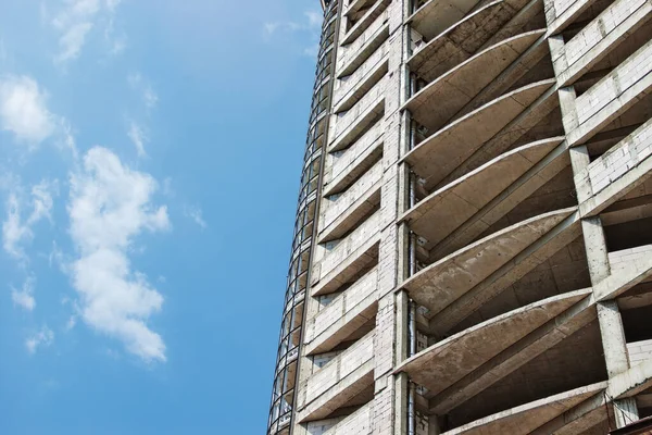 Edificio Construcción Contra Cielo Azul Con Enfoque Selectivo Espacio Copia —  Fotos de Stock