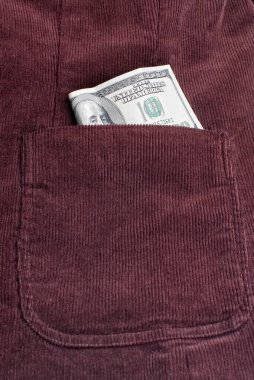 Büyük kırmızı kadife cebinde 100 dolarlık banknot. 