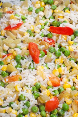Kaynamış pirinç ve tatlı mısır ve seçici odaklı bezelye.