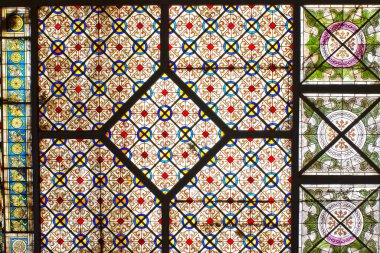 Renkli desenli klasik vitray tavanı