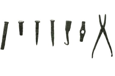 Bir sıra bronz çivi, kerpetenle kopyalama alanı ile beyaza izole edilmiş.