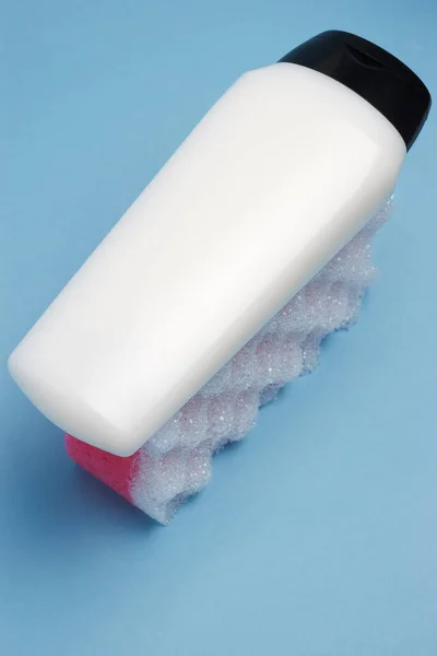 Botella Blanca Cosméticos Blanco Sobre Esponja Baño Porosa Roja Blanca — Foto de Stock