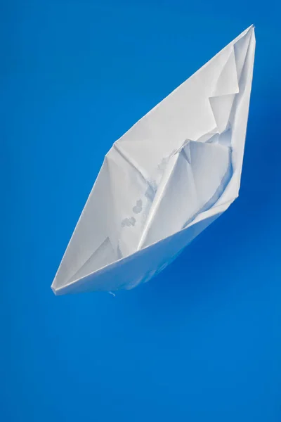 Vertical Closeup Folded Paper Ship Blue Water Selective Focus — Stock Photo, Image