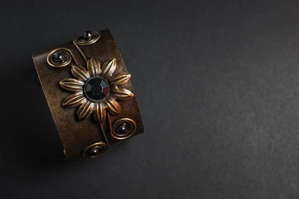 铜制手镯 花朵和黑色石头 黑色背景 复制空间 — 图库照片