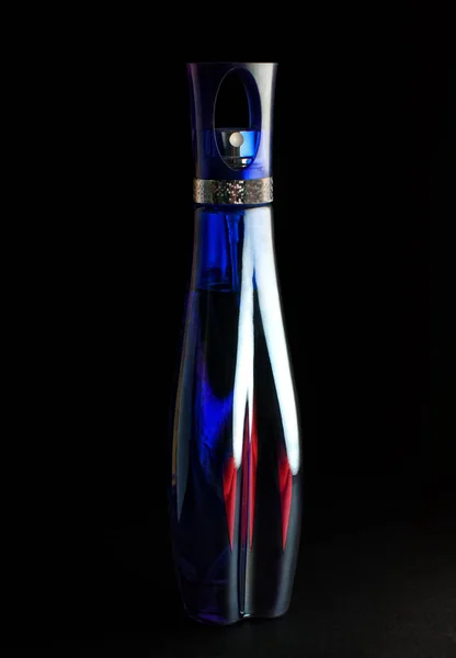 Frasco Azul Perfume Con Reflejos Rojos Aislados Negro — Foto de Stock