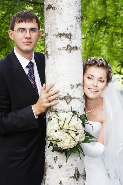 Gelukkige Glimlachende Bruid Met Bruidegom Buiten Naast Berkenboom Met Wazig — Stockfoto