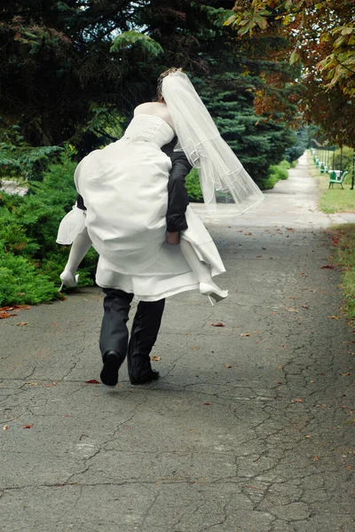 Novio Huyendo Con Novia Espalda Aire Libre Callejón Del Parque —  Fotos de Stock