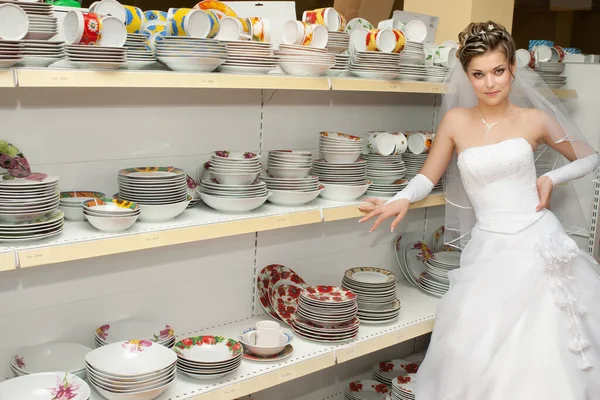 Novia Pie Junto Estantes Con Platos Platos Sección Utensilios Cocina —  Fotos de Stock