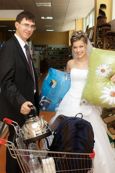 Улыбающиеся Невеста Жених Тележкой Товарами Магазине — стоковое фото