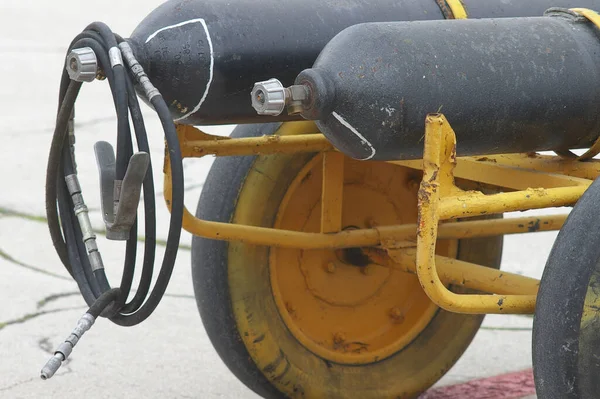 Närbild Gasballonger Mobil Vagn Med Anslutningsslangar Royaltyfria Stockbilder